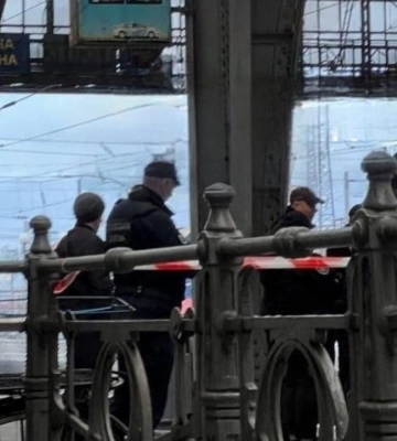 На залізничному вокзалі Львова чоловік стрибнув під потяг