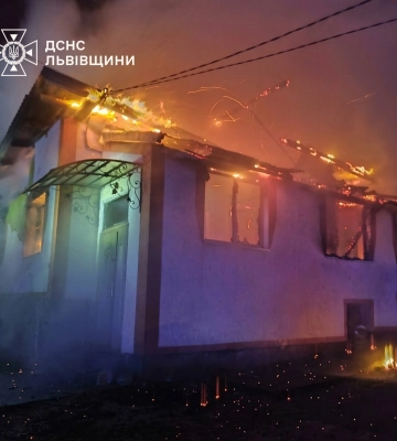 На Львівщині вночі горів житловий будинок: вогонь охопив дах, - ФОТО