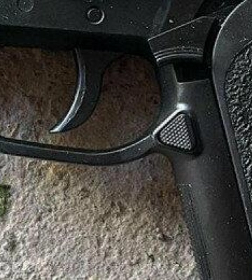 Стріляв з балкона у перехожого: у Дніпрі затримали чоловіка