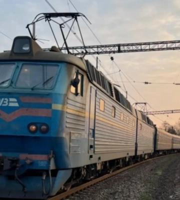 На залізничному вокзалі Львова чоловік стрибнув під потяг