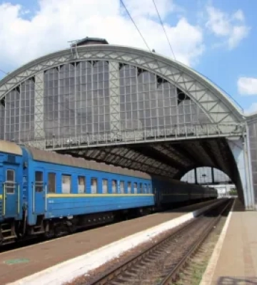 Трагедія у Львові: закарпатець на очах у пасажирів кинувся під потяг