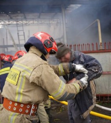 В Ужгороді з палаючої будівлі врятували чоловіка (ФОТО)