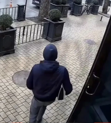 В Одессе неизвестный в капюшоне вынес PS5 из игрового зала — администратор не успел моргнуть