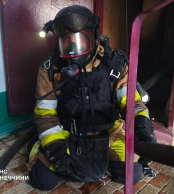 Російський дрон атакував цивільну дев’ятиповерхівку у Дружківці, спалахнула пожежа