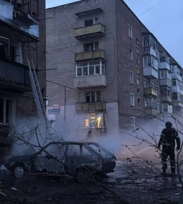 Ворог атакував Конотоп: влучання у багатоповерхівку, горять автівки. ФОТО