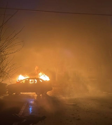 Росіяни атакували Конотоп: горіла п’ятиповерхівка, знищено приватні авто