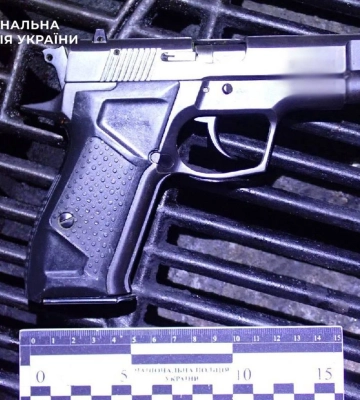 У Києві чоловік влаштував стрілянину на вулиці, є поранена