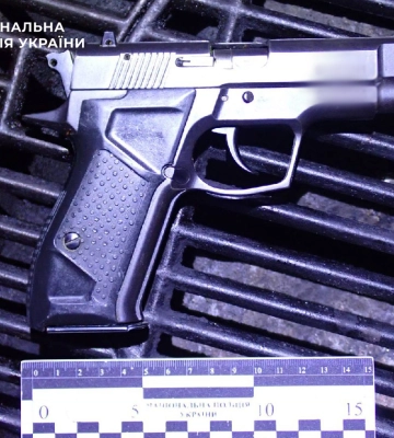 У Києві чоловік влаштував стрілянину на вулиці, є поранена