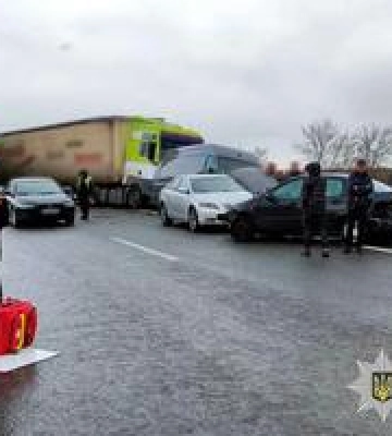 Під Полтавою на автодорозі Київ-Харків зіткнулось шість автівок