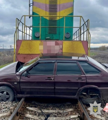 Легковик зіткнувся з поїздом у Новомиргороді