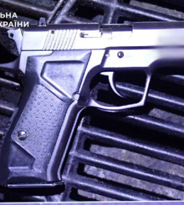 У Києві чоловік влаштував стрілянину та поранив жінку