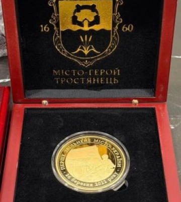 Знак вдячності: Тростянецький мер від своєї громади подарував Президентові книгу, марку і медальйон
