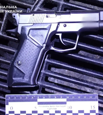 У Києві чоловік влаштував стрілянину на вулиці, є поранена