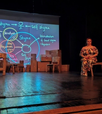"Пронзительная история". Почему стоит увидеть спектакль "Інші" о "любви крутого парня и полной девушки"