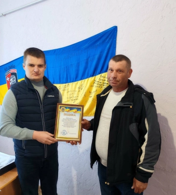 Тато й син пліч-о-пліч захищають країну: батькам капітана з Волині вручили нагороду