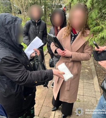 25 тисяч доларів за інвалідність. У Чернівцях затримали жінку, яка обіцяла чоловіку оформити непридатність