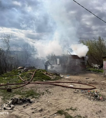 У Хусті вогнеборці ліквідували пожежу в житловому будинку