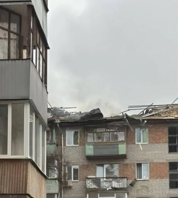 Окупанти завдали удару по багатоповерхівці в Сумах