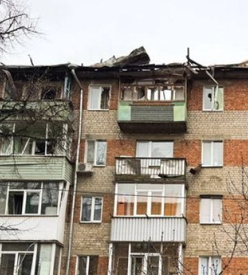 Російський БпЛА влучив у житловий будинок у Сумах: виникла пожежа. ФОТО