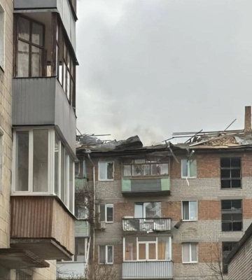 Окупанти завдали удару по багатоповерхівці в Сумах
