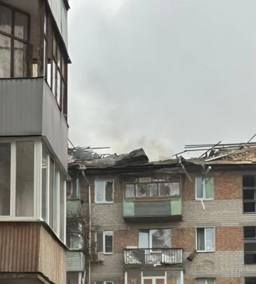 Российский дрон попал в многоэтажку в Сумах