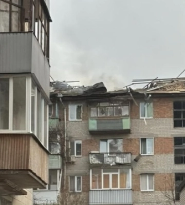 У Сумах російський дрон влучив у багатоповерхівку, постраждала жінка