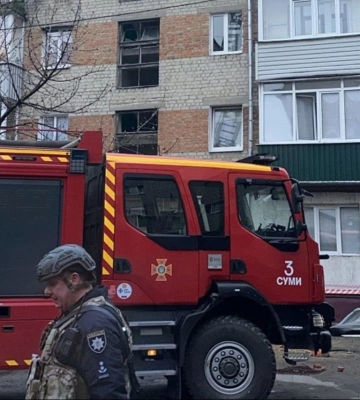 У Сумах БпЛА влучив у житловий будинок – фото