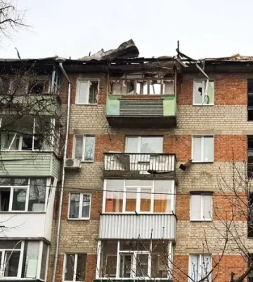 Дрон влучив у будинок у Сумах, є постраждала
