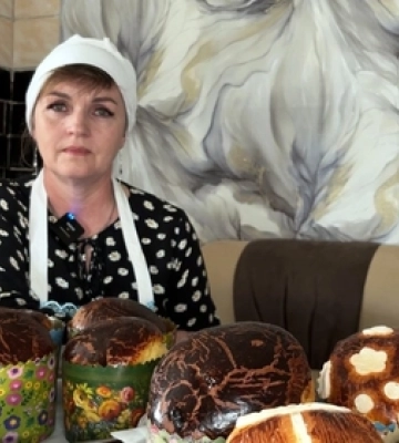 "Найбільше хочеться миру": прикордонниця з Волині пече паску для рідних і колег за рецептом бабусі