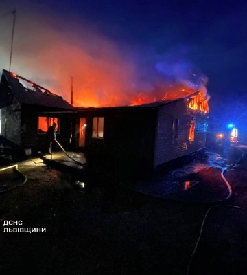 Удосвіта вогнеборці на Львівщині гасили пожежу у дерев’яному житловому будинку