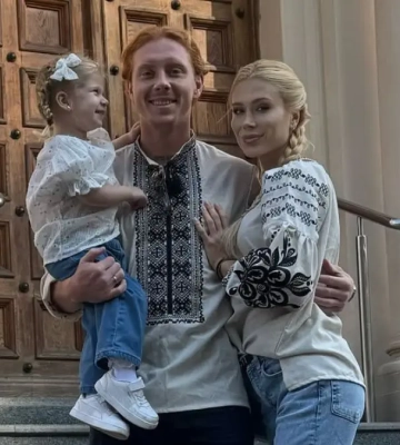 Щаслива родина. Дружина Коноплі поділилася зворушливим особистим фото з чоловіком і донькою