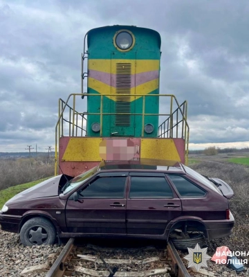 На Кіровоградщині локомотив на переїзді врізався у легковик, є поранені, - поліція