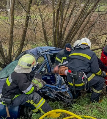 На Вінниччині легковик внаслідок ДТП вилетів у кювет, поранену водійку діставали рятувальники, - ДСНС