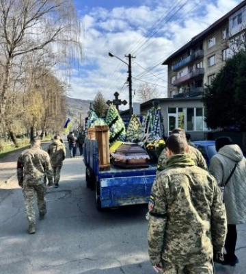 Поховання Героя у Рахові: місто в сльозах провело в останню путь Максима Арсеньєва