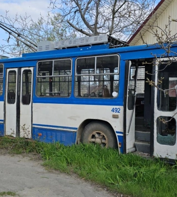 Росіяни атакували з дрона тролейбус у Херсоні