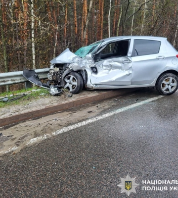 На Київщині внаслідок потрійної ДТП на трасі постраждали всі водії-учасники
