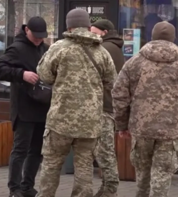 Підлітки напали на військових ТЦК у Луцьку, щоб "захистити" військовозобов’язаного: поводилися агресивно і завдавали ударів, - Волинський ТЦК