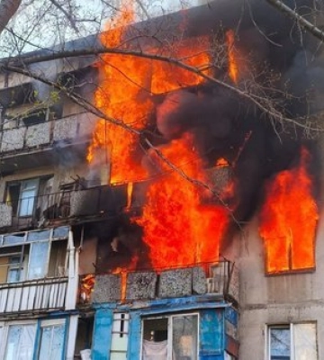 Росіяни атакували Дружківку: горіла багатоповерхівка. ФОТО