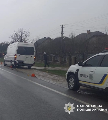 На Прикарпатті внаслідок двох ДТП постраждали велосипедист та пасажирка маршрутки. ФОТО