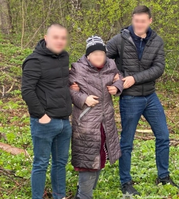 На Львівщині поліцейські розшукали жінку яка заблукала у лісовому масиві
