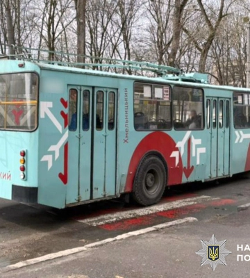 У Хмельницькому літній водій тролейбуса скоїв наїзд на стареньку жінку