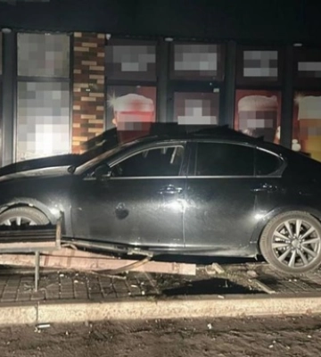 В Павлограде пьяный 21-летний водитель на Lexus сбил двух девушек и скрылся