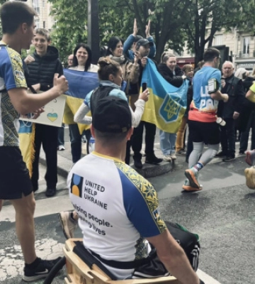 На Паризькому марафоні стартувала українська команда ветеранів та цивільних на дерев’яних візках