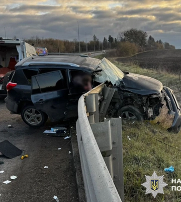 На Хмельниччині внаслідок ДТП на трасі постраждали літній водій та його молодий пасажир