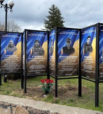 Портрети восьми захисників встановили на Алеї пам’яті в селищі на Рівненщині (ФОТО)