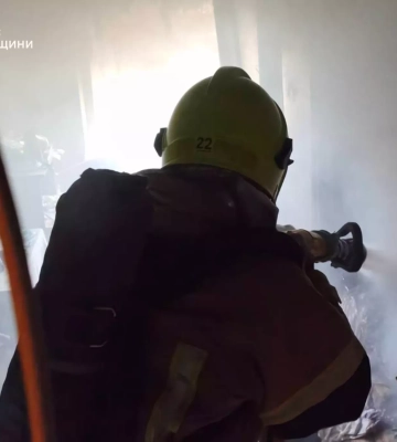 У селищі на Київщині внаслідок вибуху побутового газу та пожежі постраждав літній чоловік