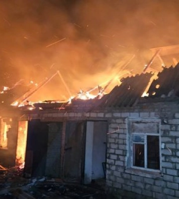 Ворожі дрони атакували Богодухів: зруйновано будинок і виникла пожежа