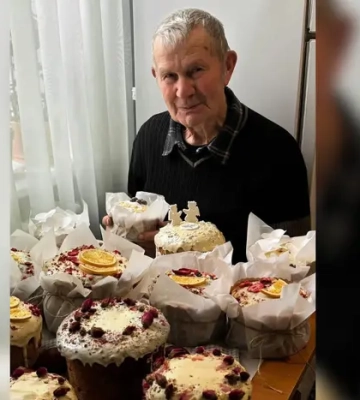 84-річний мешканець Сум, який три роки поспіль самотужки пече паски, став зіркою мережі 