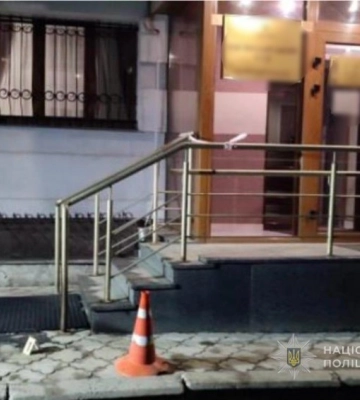 «Під чужим прапором»: у Луцьку затримали студента, який підпалив двері Господарського суду