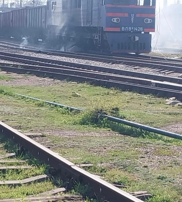Ворог вдарив поблизу локомотива вантажного поїзда на Дніпропетровщині
